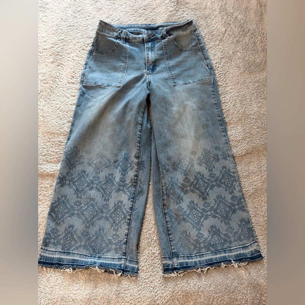 Light Blue Wide-Leg Denim Jeans with Subtle Patterned Hem